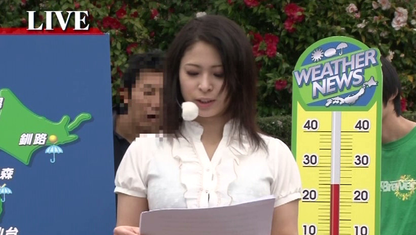 お天気お姉さんがゲリラ豪雨で下着が透け透け それを見ていて勃起したヤジ馬に雨の中ヤラれた。 画像3