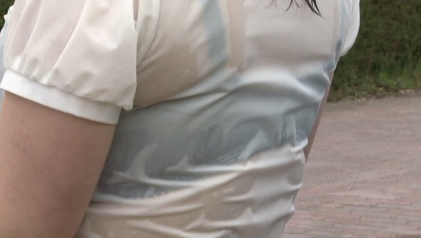 お天気お姉さんがゲリラ豪雨で下着が透け透け それを見ていて勃起したヤジ馬に雨の中ヤラれた。 画像6