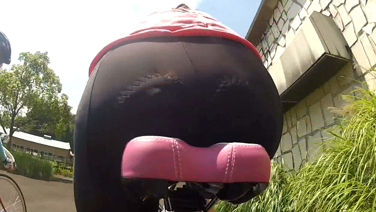 自転車愛好会のピチピチ桃尻女子大生がお尻穴あきサイクルウェアで羞恥サイクリング 画像2