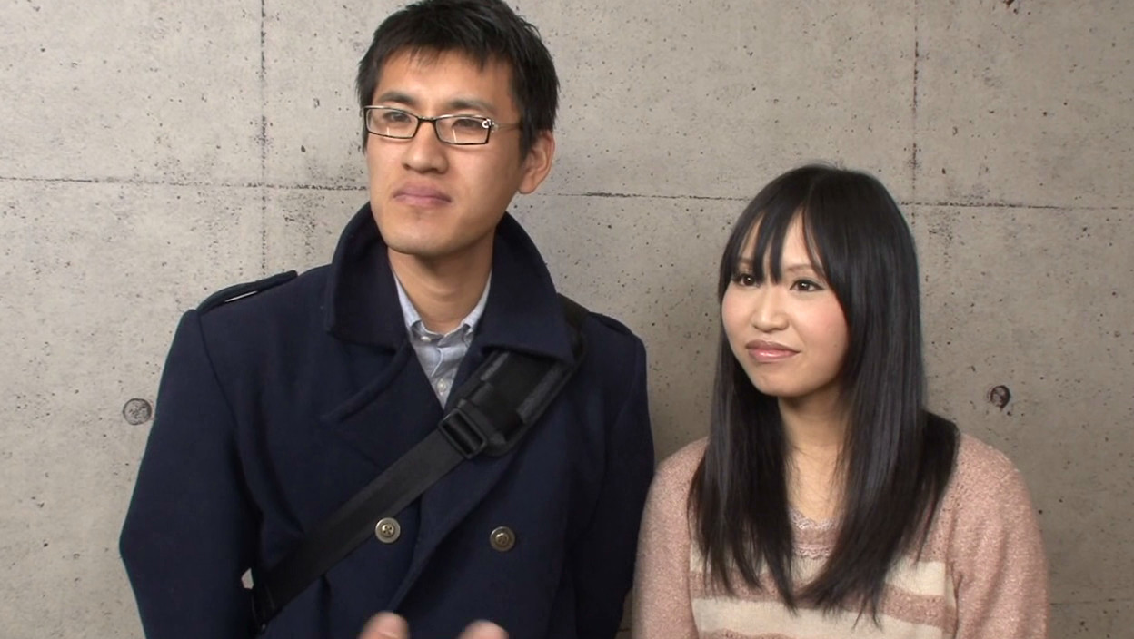妹が壁穴から飛び出た兄チ○ポを知らずに手コキ、フェラ、生ハメ! ラッキーホールで近親相姦2 兄妹編 画像1