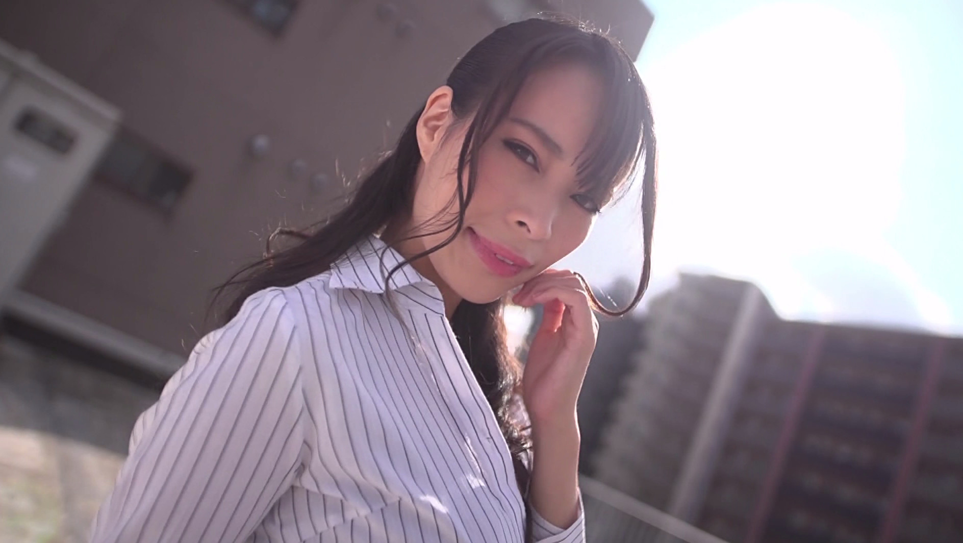 マジックミラー号 レズNTRナンパ タチレズクイーン真木今日子の濃厚ベロちゅう貝合わせでノンケ女子がレズ覚醒 画像1