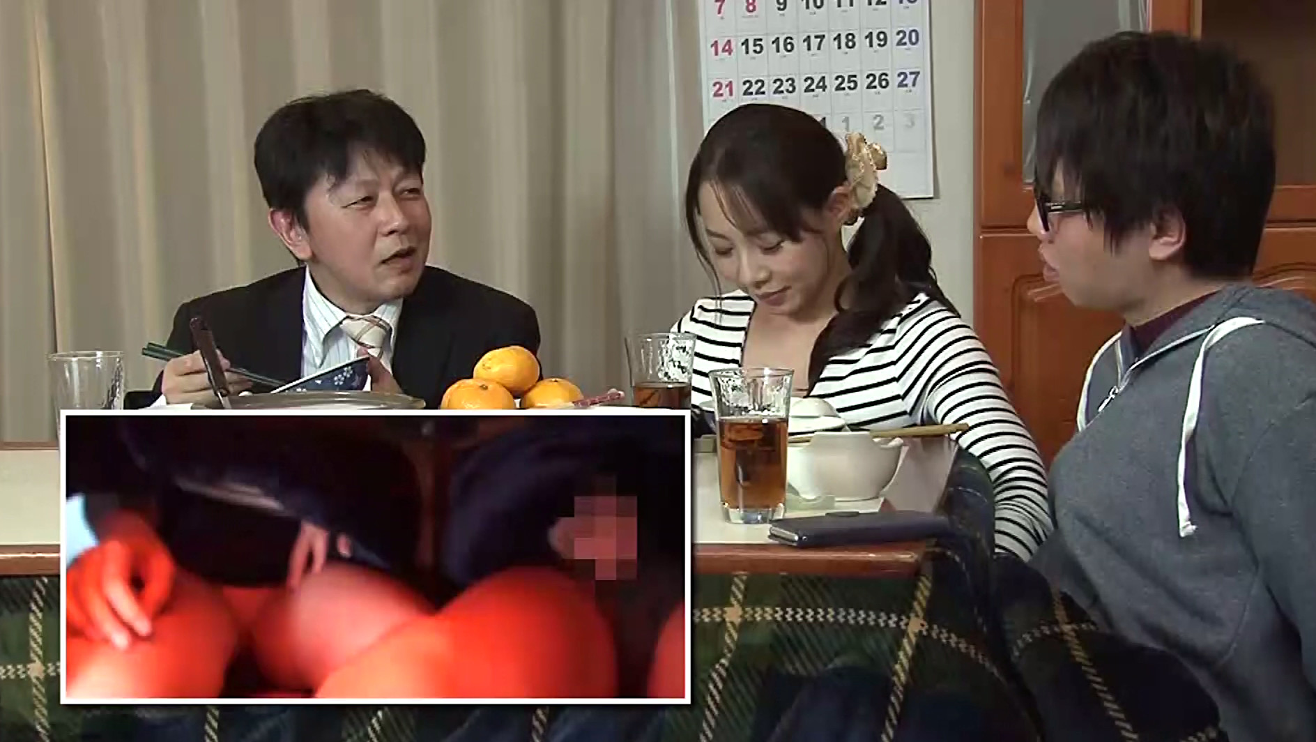 母親と息子がコタツでこっそり近親相姦ゲーム 3 画像8
