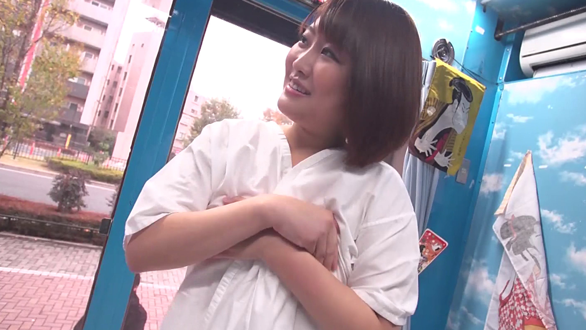 マジックミラー号 祝!成人式 巨乳で可愛い20才の女の子限定 彼氏の前で振袖野球拳 画像18