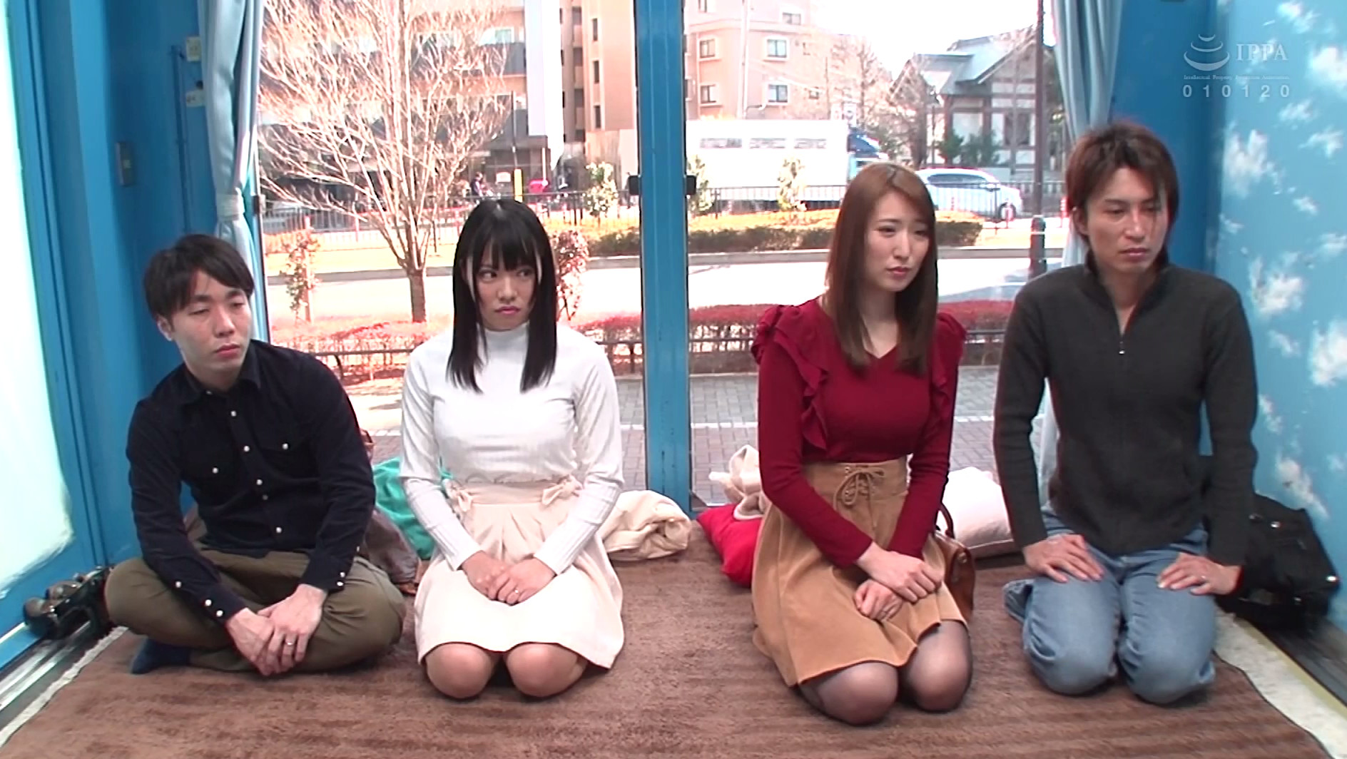 マジックミラー号夫婦交換 壁一枚挟んで禁断の即席W不倫 2 画像1
