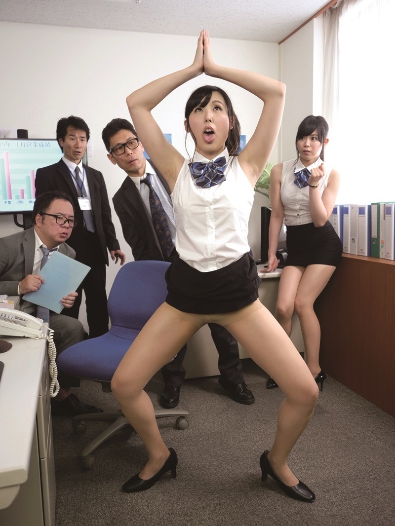洗脳ワキ見せガニ股ポーズが日常の世界 画像2