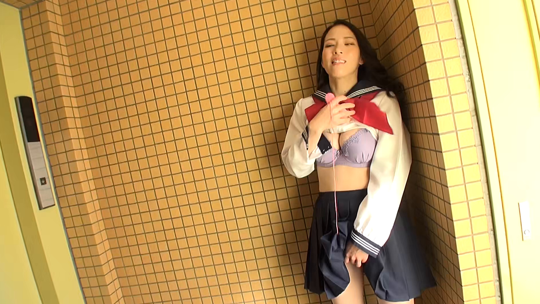 【エロ動画】セーラー服熟女失禁羞恥 二宮和香 イメージ3