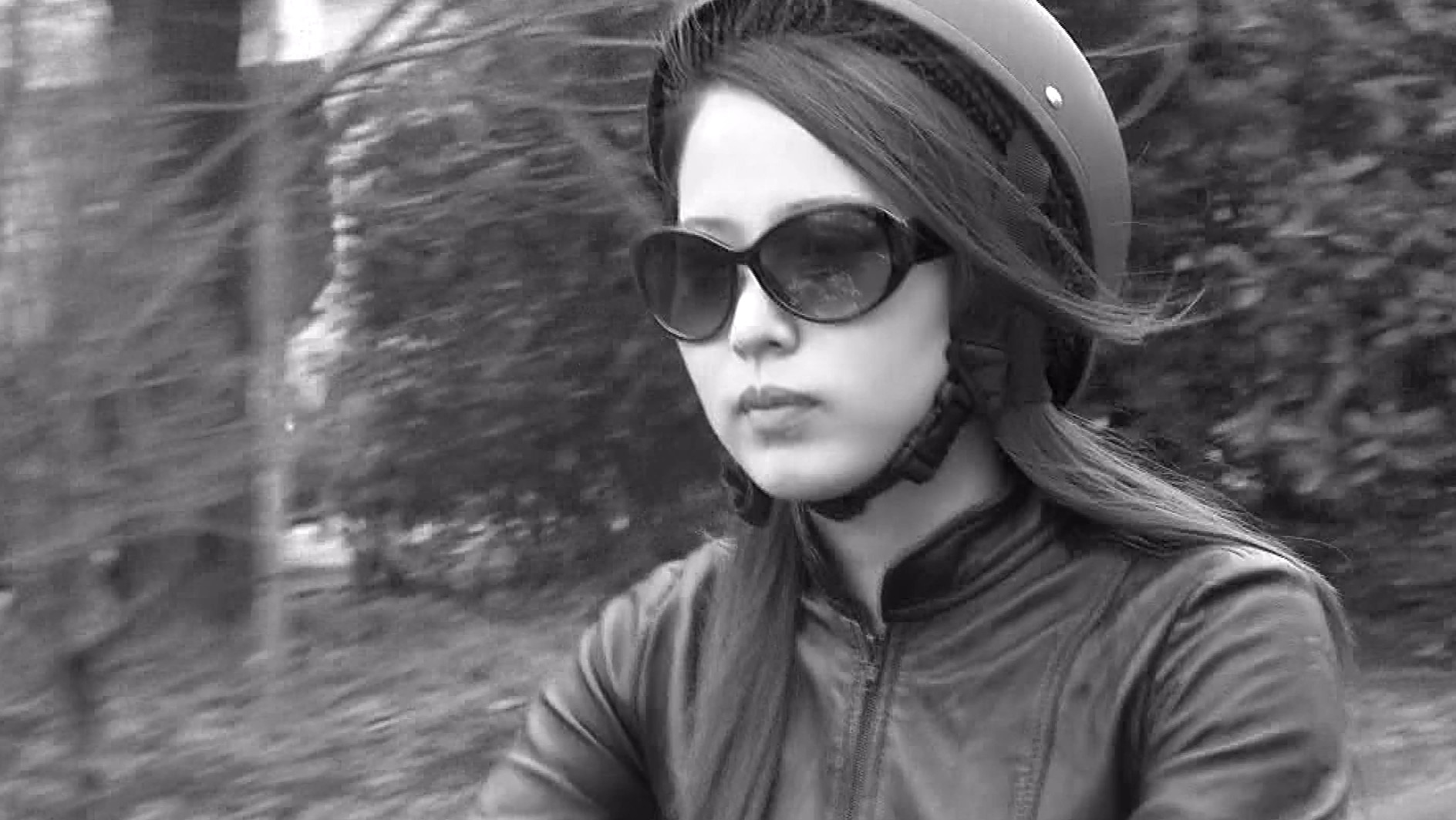 めっちゃ可愛いバイク女子は男にまたがるのもお好き 通野未帆 画像1