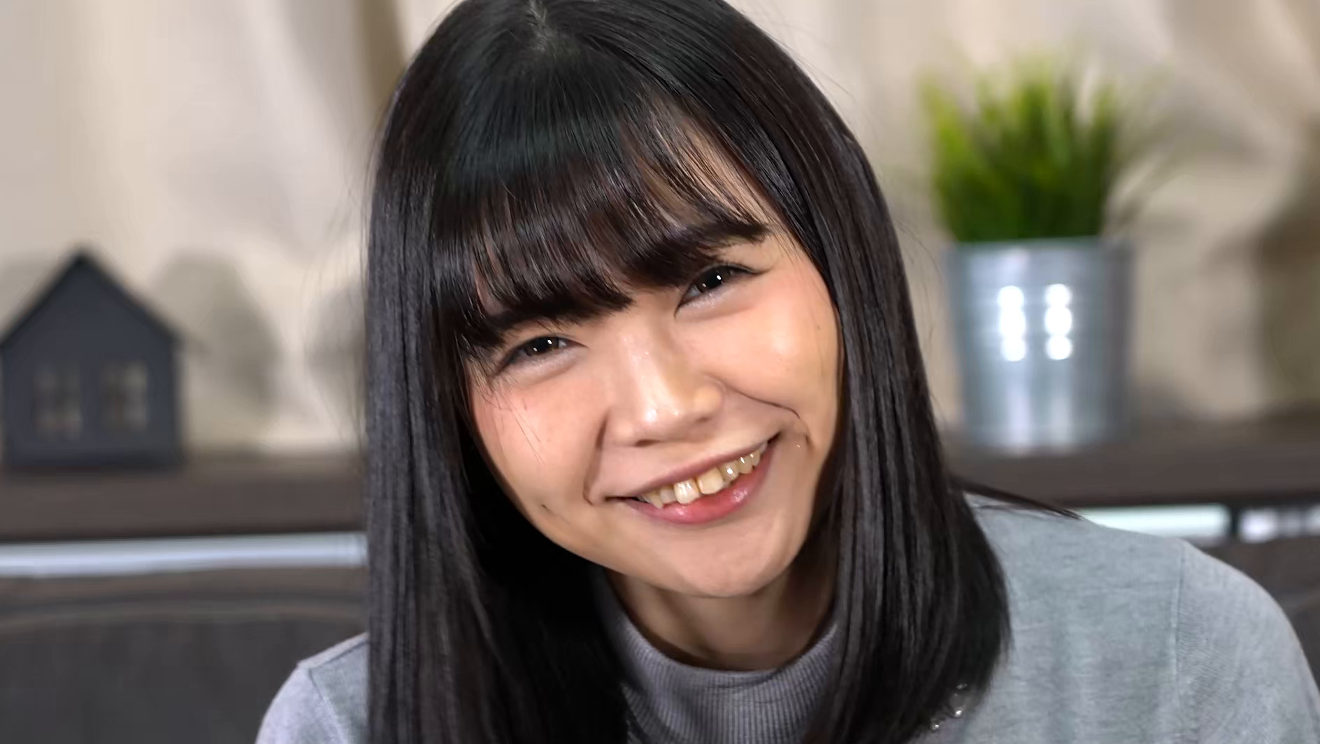 アナルを見せるのはイイけど、オ●ンコは・・・嫌だから前貼りを自分で貼ってお尻の穴を見せてあげる 衣織 画像10