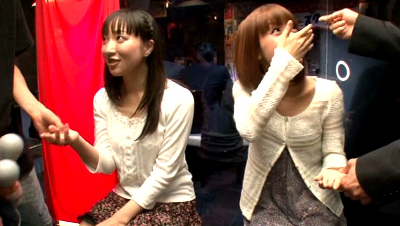 羞恥!彼氏連れ素人娘をマシンバイブでこっそり攻めまくれ!素人VSマシンバイブ 激安居酒屋にマジックミラー特設スタジオを設置編 画像7
