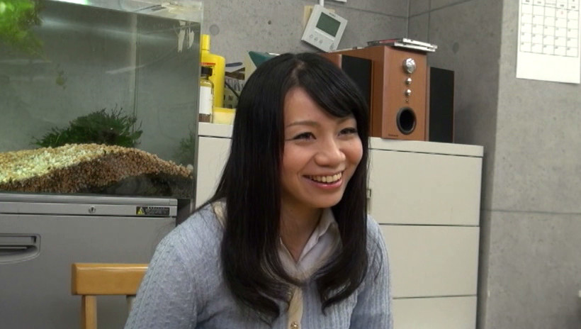 羞恥!AVで処女を喪失したなでしこ女教師、本当の教え子と中出しSEX その教え子の目の前で汗臭い労働者と連続中出しFUCK 画像1