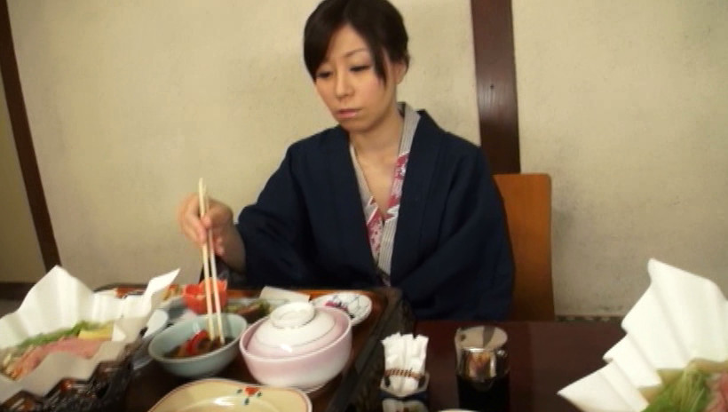 淫欲露出 ビッグバンローター×人妻温泉 羞恥温泉旅行を楽しむエロいカップル 出演:秋野千尋 画像17