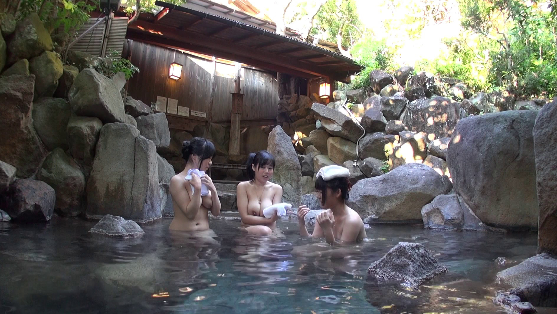 羞恥!イタズラ温泉2015春 JカップGカップFカップ隠しても腕のすきまからこぼれちゃう 巨乳素人娘ばっかり 画像3