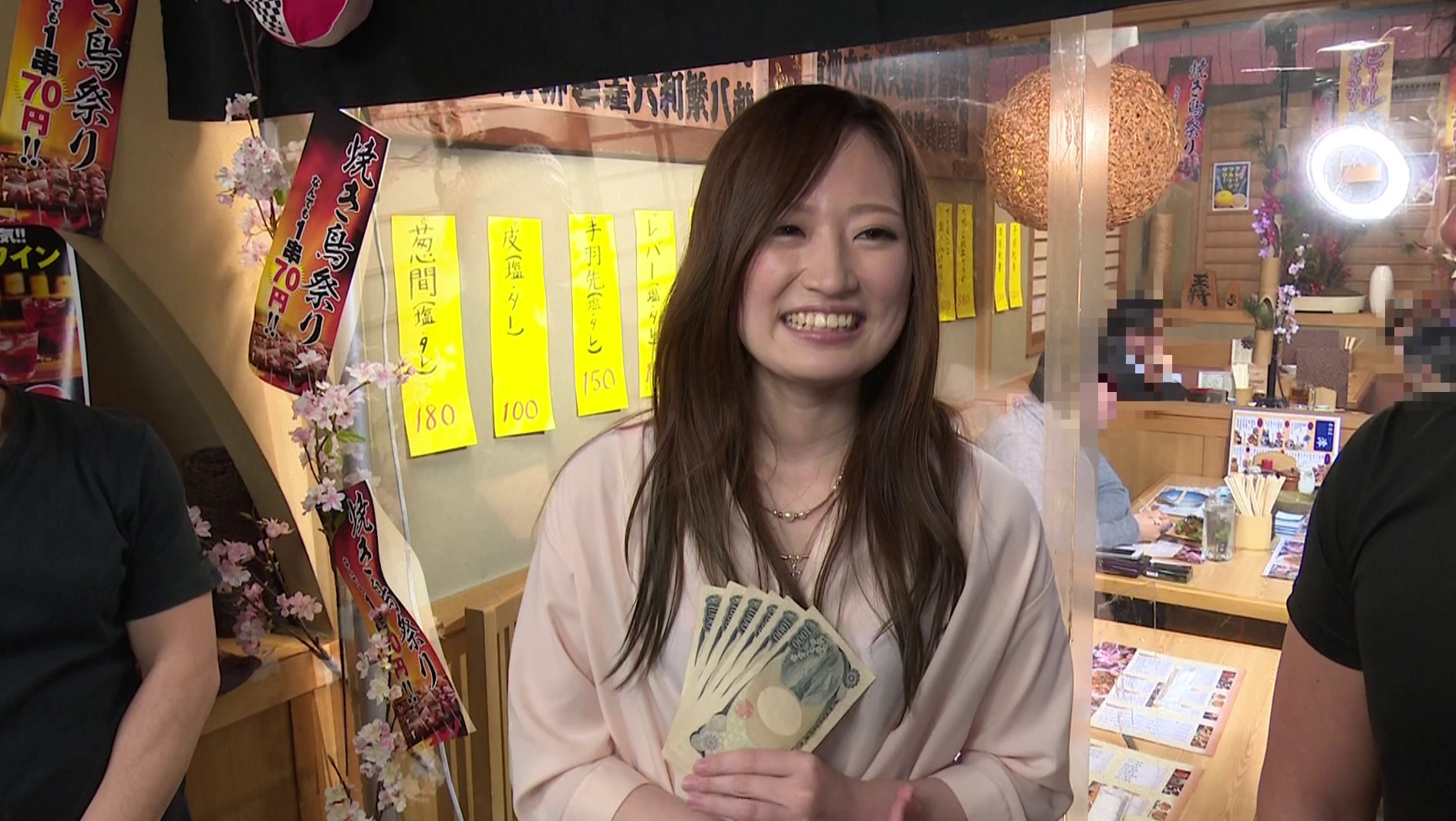 羞恥!彼氏連れ素人娘をマシンバイブでこっそり攻めまくれ!9 素人VSマシンバイブ 激安居酒屋に設置した特設スタジオから実況ナマ中継! 画像7