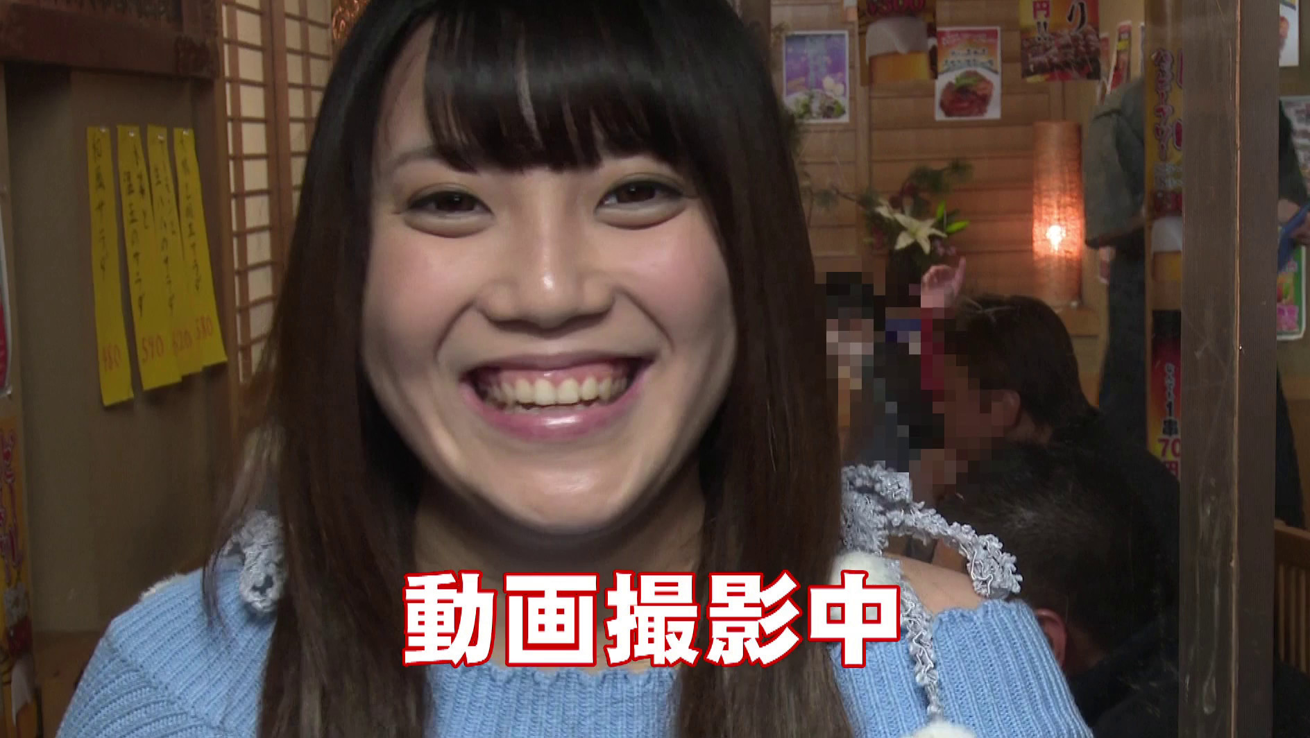 羞恥!彼氏連れ素人娘をマシンバイブでこっそり攻めまくれ!9 素人VSマシンバイブ 激安居酒屋に設置した特設スタジオから実況ナマ中継! 画像17