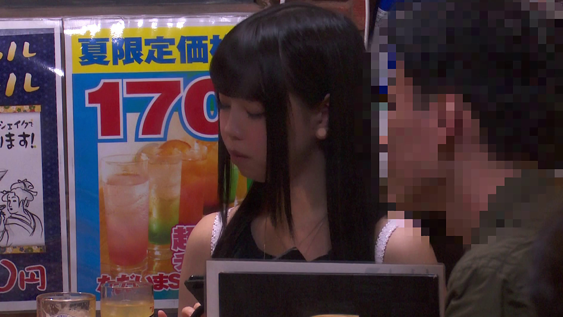 羞恥!彼氏連れ素人娘をマシンバイブでこっそり攻めまくれ!13 素人VSマシンバイブ 激安居酒屋にマジックミラー特設スタジオを設置 夏ガールは冷たいビールと真夏の日差しに激ゲキヤバ開放的になってしまうのか?編 画像1
