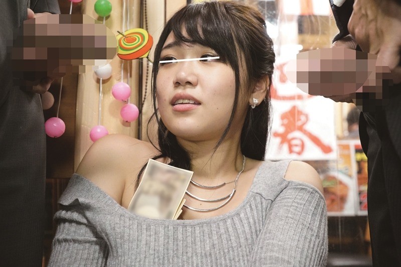 羞恥!彼氏連れ素人娘をマシンバイブでこっそり攻めまくれ!16 素人VSマシンバイブ 激安居酒屋にマジックミラー特設スタジオを設置 賀正!お正月のワケありカップル続々登場!編 画像3