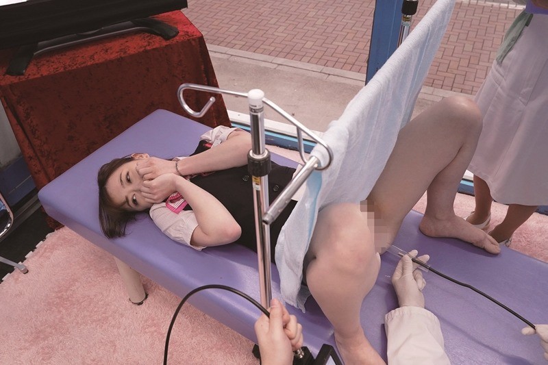 マジックミラー号 ハードボイド 働く女性を「私、健康団体の医師ですが、ボランティアで働く女性に健康診断を実施させて頂いてます」とダマしてナンパ お得意の膣内検診テクニックでアクメを吹かせたOLさんは意外とすんなりデカチン挿入&ナマ中出しを許しちゃうなんて! 画像9
