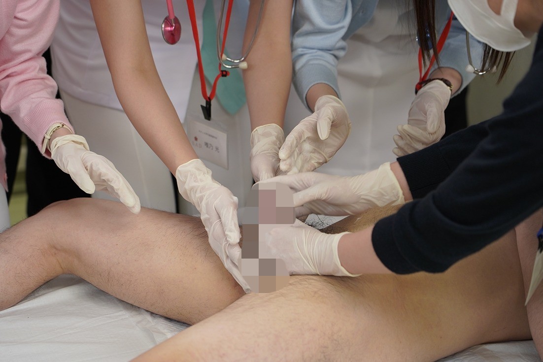 羞恥 生徒同士が男女とも全裸献体になって実技指導を行う質の高い授業を実践する看護学校実習2020 画像6