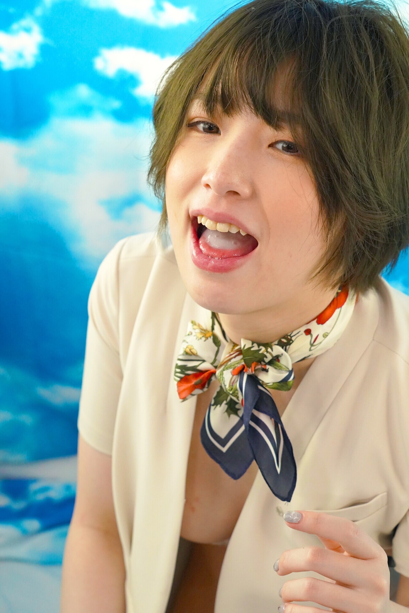 お仕事中すみません!美脚で美髪で良い香りがする美容部員さんを休憩中にナンパして路上車内で痴漢ごっこでストレス発散!ハメズボSEXで潮吹きまくり! 画像8