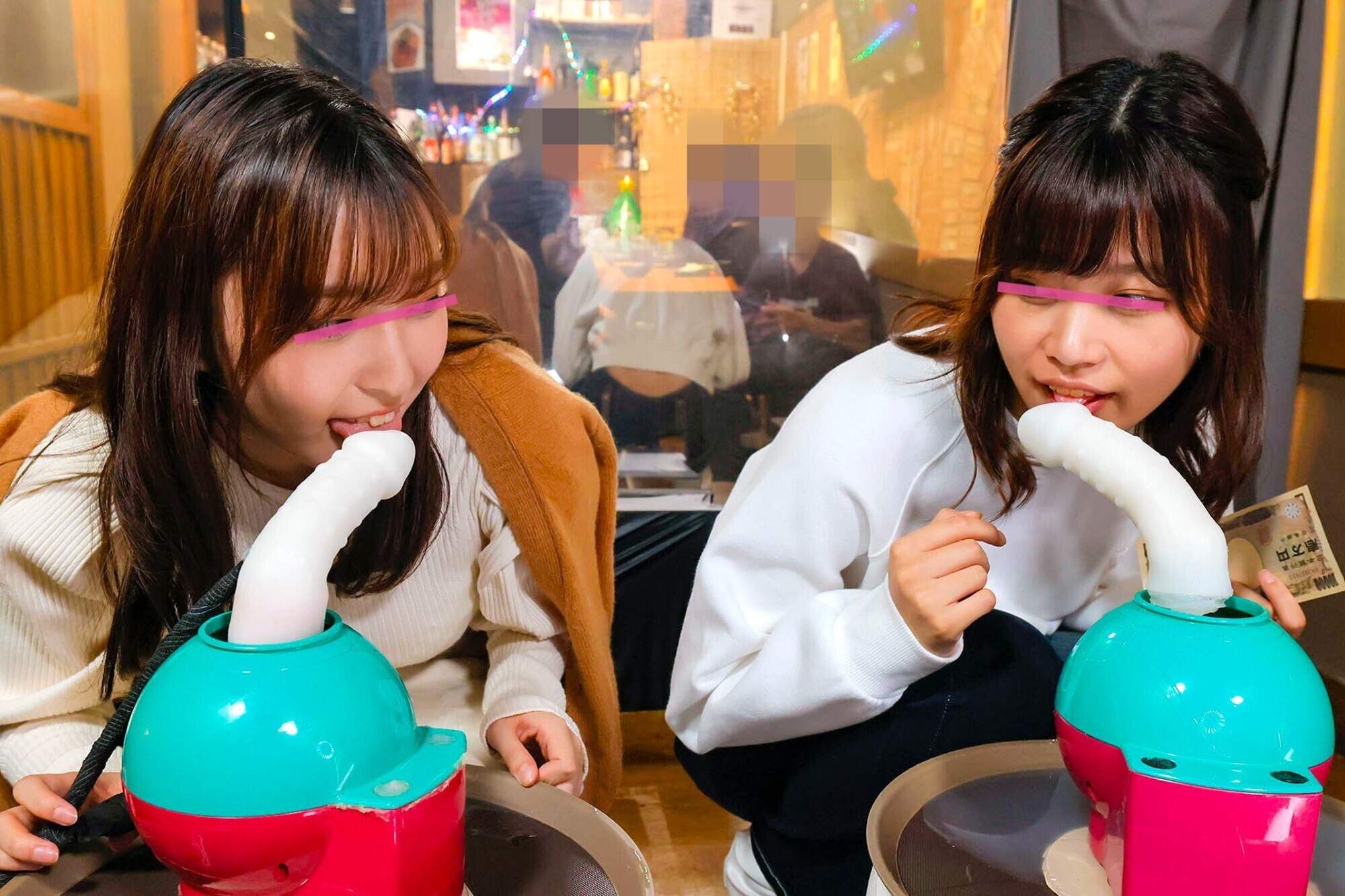 羞恥!彼氏連れ素人娘をマシンバイブでこっそり攻めまくれ! 24 素人VSマシンバイブ 激安居酒屋にマジックミラー特設スタジオを設置 ハッピーメリーマシンバイブ!クリも子宮もまとめて絶頂させる激ピス波動エグち! 画像1