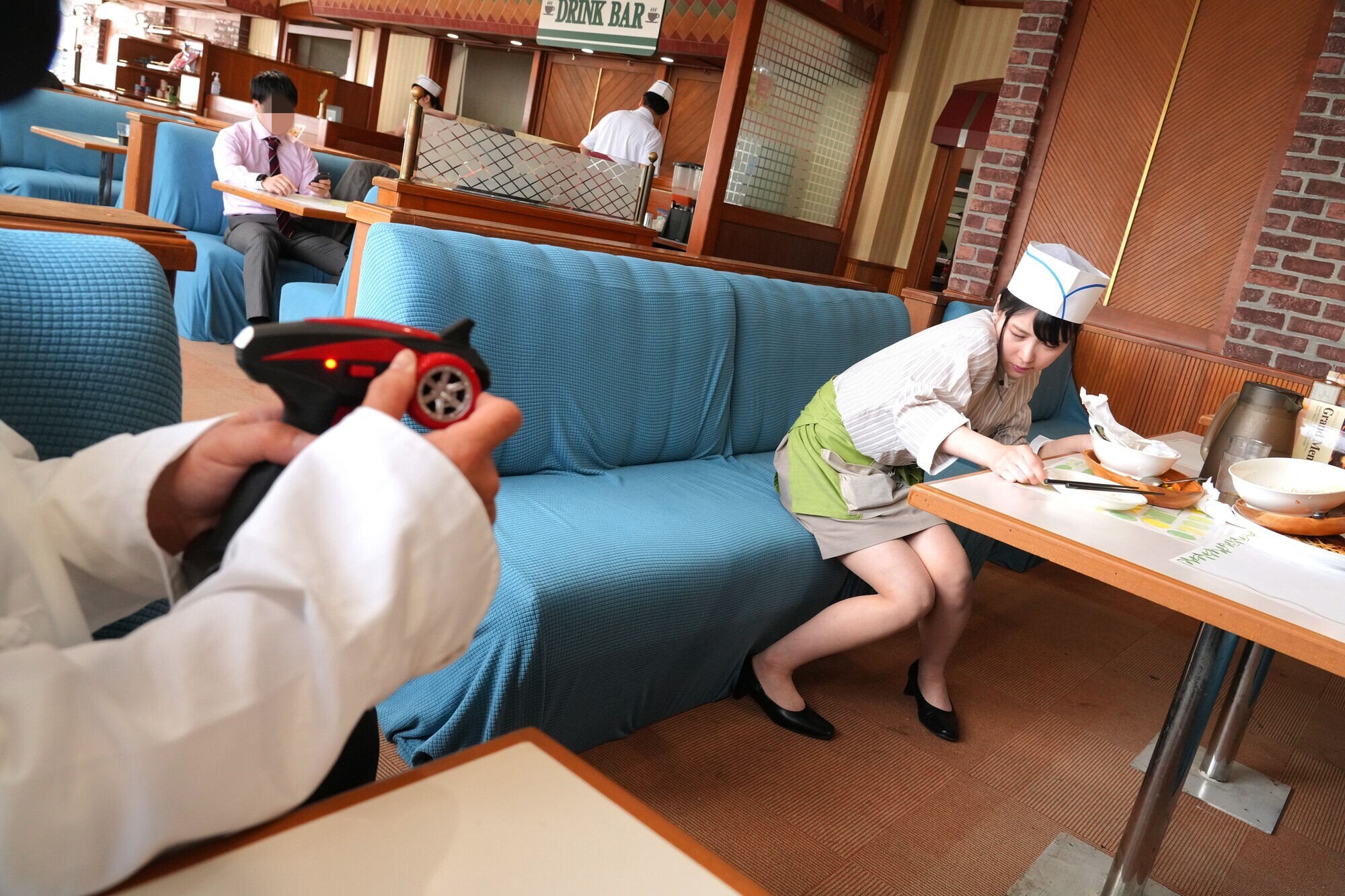 羞恥!美少女完全淫乱♀化ビッグバンローター 電圧85倍!電マ以上に強力な振動で容赦無く野外失禁させる爆弾ローターをキツマンにぬっぷり挿入され、アルバイトするファミレス・居酒屋娘 画像4