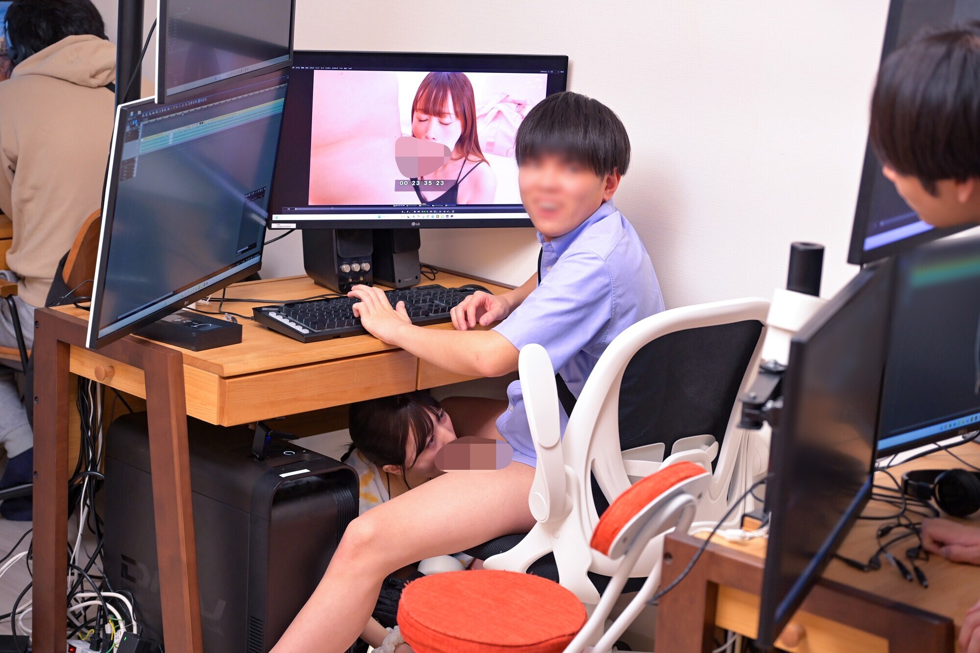 ミニマム背丈の新人肉便器女AD 殺し文句の「監督になりたいんだろ？」で完全マインドコントロールw 365日毎日ハメられ＆ち〇ぽをしゃぶらされ、SEX狂いマ〇コが爆誕w 画像2