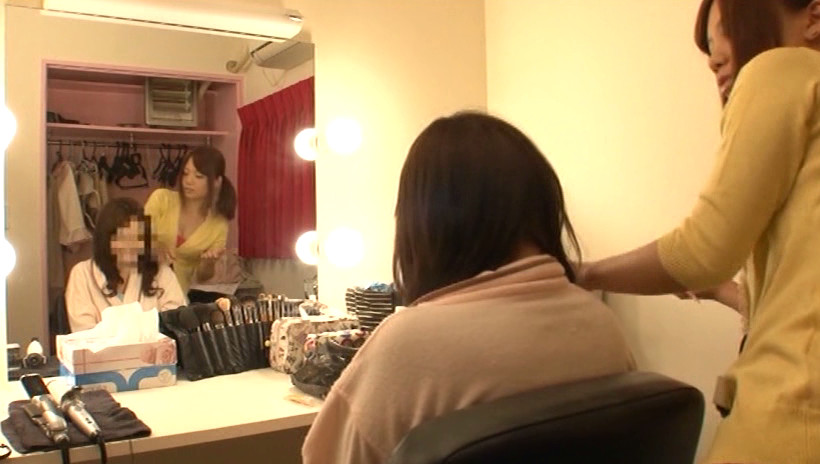 AV撮影現場を覗いてみませんか?イヤらしすぎる女性スタッフ達が撮影現場でチョメチョメしちゃった!! 画像1