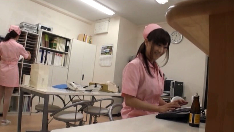 入院中に彼女が抜いてくれず、溜まってしまった僕は1人でこっそりオナニー。物音に気づいた美人ナースにバレて、内緒で色々してもらった!! 画像1