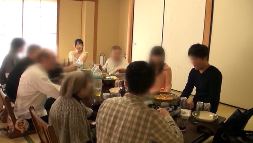年末年始に久しぶりに実家に帰省した僕。昔一緒に良く遊んだ従姉妹のコがすっかり大人になっていて、しかもとっても可愛い。みんなの目を盗んで、こっそりヤッちゃいました! 画像16