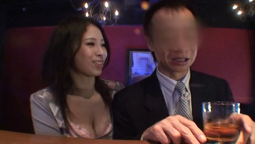 もうワザととしか思えない!胸を押しつけながら超密着してくる巨乳人妻の発情サインを見逃すな!欲求不満な人妻の下半身事情にお応えするのがヤレる男の礼儀!! 画像1