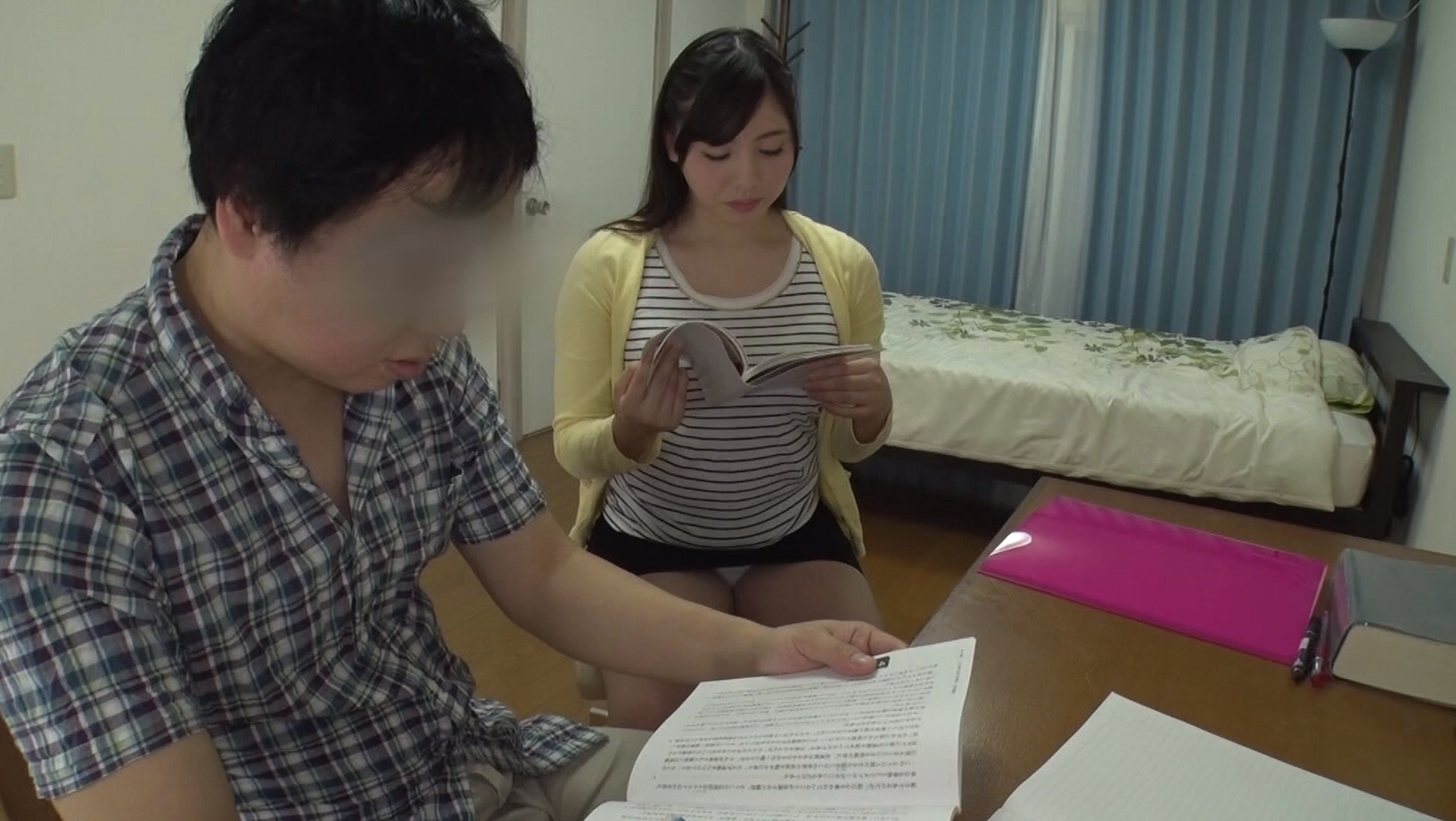 家庭教師のお姉さんに大胆パンチラで挑発された童貞の僕。一人でシゴく僕を楽しそうに見ていたお姉さんですが、センズリ射精しても勃起が治まらない僕に、最後は筆おろし生中セックスまでしてくれました。 画像12