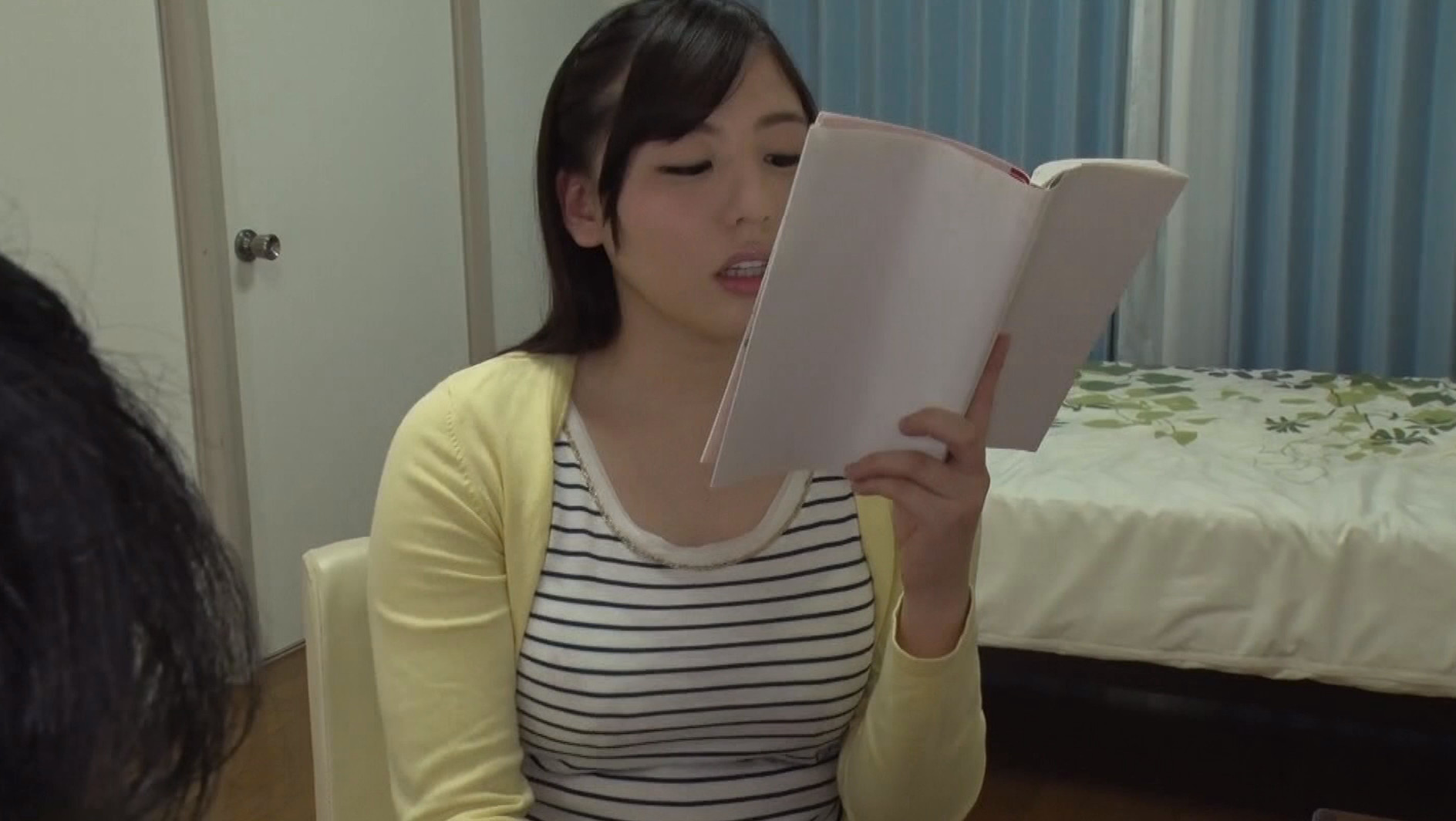 家庭教師のお姉さんに大胆パンチラで挑発された童貞の僕。一人でシゴく僕を楽しそうに見ていたお姉さんですが、センズリ射精しても勃起が治まらない僕に、最後は筆おろし生中セックスまでしてくれました。 画像13