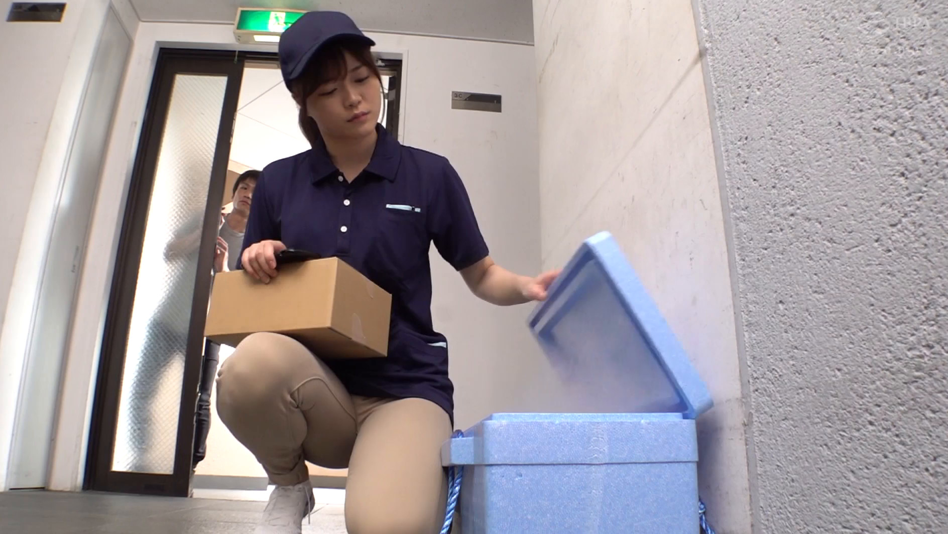 宅配BOXに仕込んだ媚薬スモークを吸い込んだ宅配女子を介抱すると、効果抜群で触れるだけで感じるカラダに！！よだれを垂らして自らチ●ポを求め、さらには自ら挿入して腰を振り、イキ狂う性欲モンスターのおま●こに中出しでザーメンを配達！！