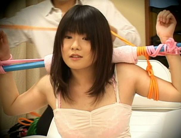 渋谷で見つけたお嬢さん ふつうの女の子が服を着たまま縄で縛られて、変態プレイ初体験 画像12