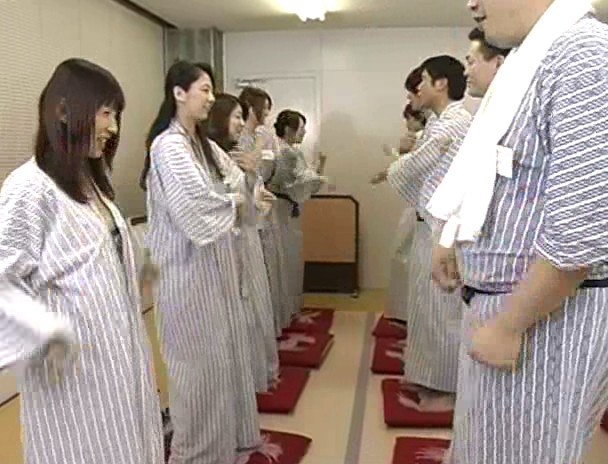 超人気!ヤリまくり無制限の乱交温泉バスツアーに美人団地妻×10名と一緒にイキませんか!? 画像12