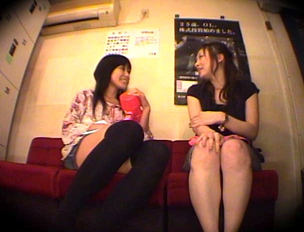 えっ!?“レンタルビデオ屋”のお仕事・・・って求人広告を出して、何も知らずに面接に来た女の子を『手コキ付きビデオBOX』で働いてもらちゃったビデオ 画像9