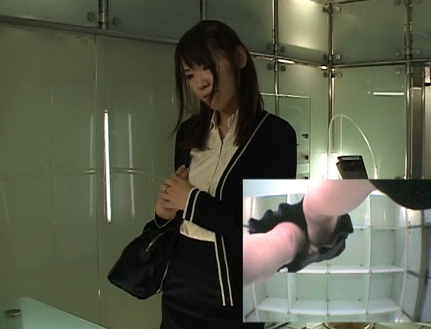 キレイなお姉さんのパンチラ生中継!街中LIVEオナニーでイクッ! 画像15