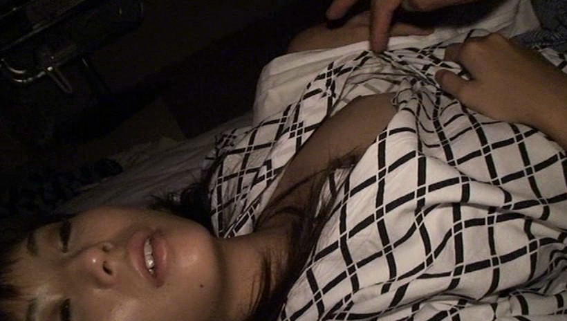 ガチンコ夜這い大作戦 撮影直後、爆睡した有名女優さんにSOD夜這い師がトライ。本当にバレずにセックスできるのか!? 画像4