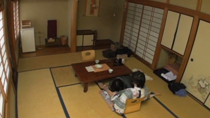 私は今、すぐ隣に旦那がいるのに―初めて会うこの男に何度もイカされています 画像3