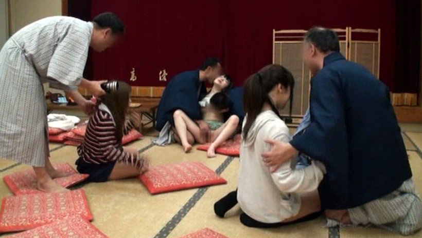 愛娘交姦し放題!乱交付き父娘スワップの湯 画像11