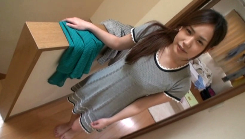 「心臓が止まるほどドキドキしたい・・・」 離婚・妊娠・中絶覚悟 自宅で旦那に隠れて家庭内露出!「壁一枚隔てて」声を押し殺す生ハメ中出し!!×3 画像4