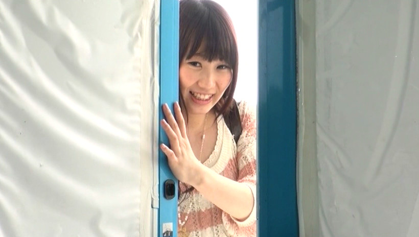 マジックミラー号の中で街行くお嬢さん!!どんなに感じても「ずっとカメラ目線」で見つめて 画像1