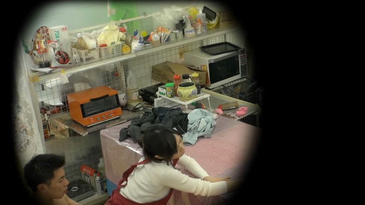 職場で性欲を抑えきれずレジ裏オナニーにハマる欲求不満な美人店員を探せ! 画像20