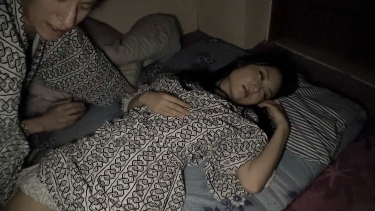 出張中のSOD女子社員の部屋にこっそり忍び込んで寝ている間にヌプッっと挿入 イメージ2
