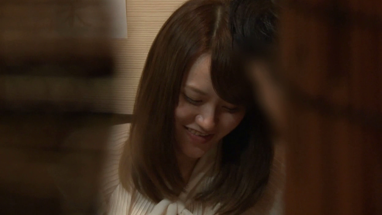 居酒屋の個室で“すだれ1枚”隣の大槻ひびきちゃんが潮吹きしまくり見せつけ! コンドームが無い状況で発情した一般カップルは営業中の店内で飛び火(生)中出しSEX!!! 画像5