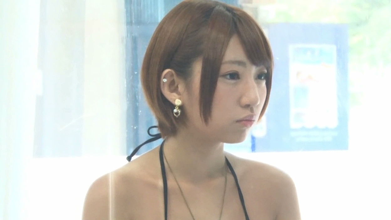 10代水着娘がマジックミラー号に初乗車 日焼けで火照った美尻を性感マッサージ 敏感になった日焼けビキニ娘は4回イッて失禁・・・流されて生ハメ・戸惑いながらも初中出し! 画像2