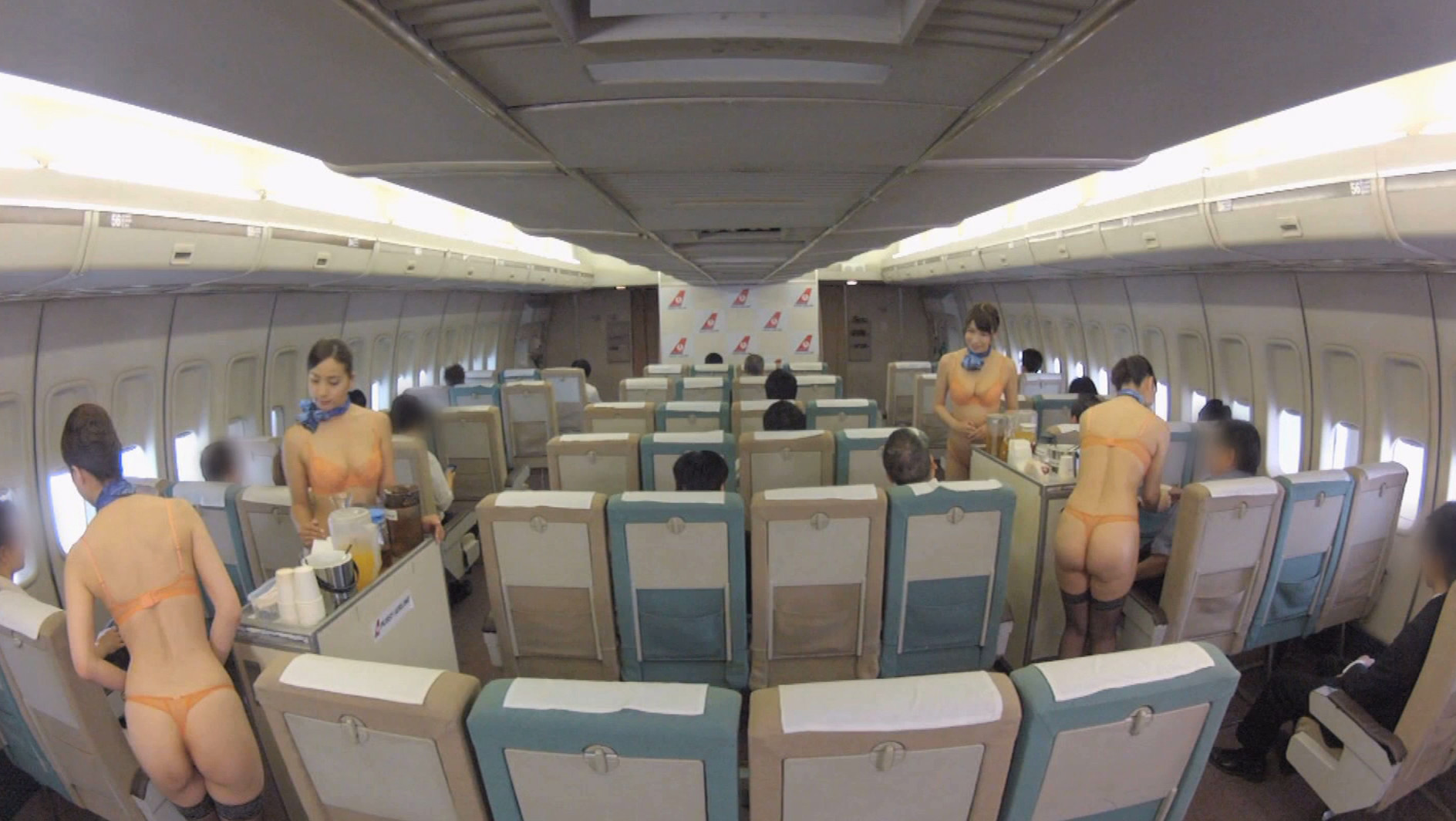 「制服・下着・全裸」でおもてなし またがりオマ○コ航空 5 メガち○ぽ黒人編 画像15
