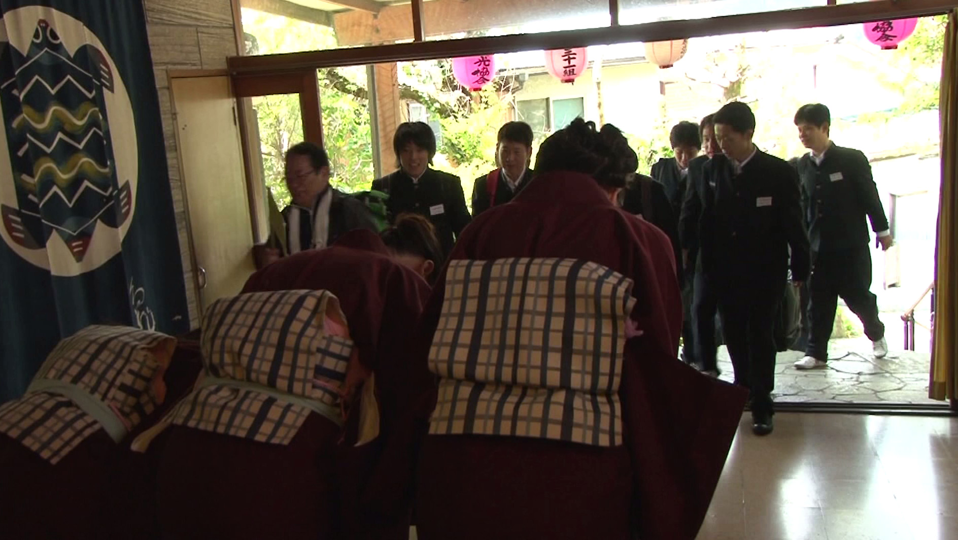 部屋で、お風呂で、宴会場で、勃起した修学旅行生をこっそり抜いてくれる温泉旅館 画像3