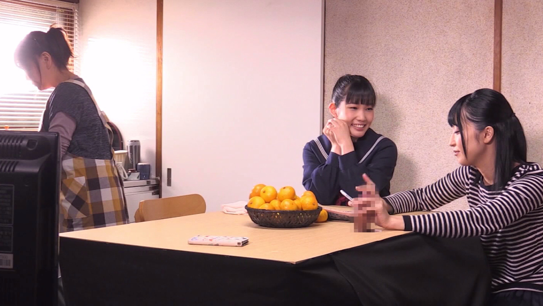 壁!机!椅子!から飛び出る生チ○ポが昔懐かしい実家 「お正月だよ!しゃぶりながら」・・・さらにハメながら!! “8年ぶりの帰郷、久々に触れた家族の優しさに心を打たれる”編 画像4