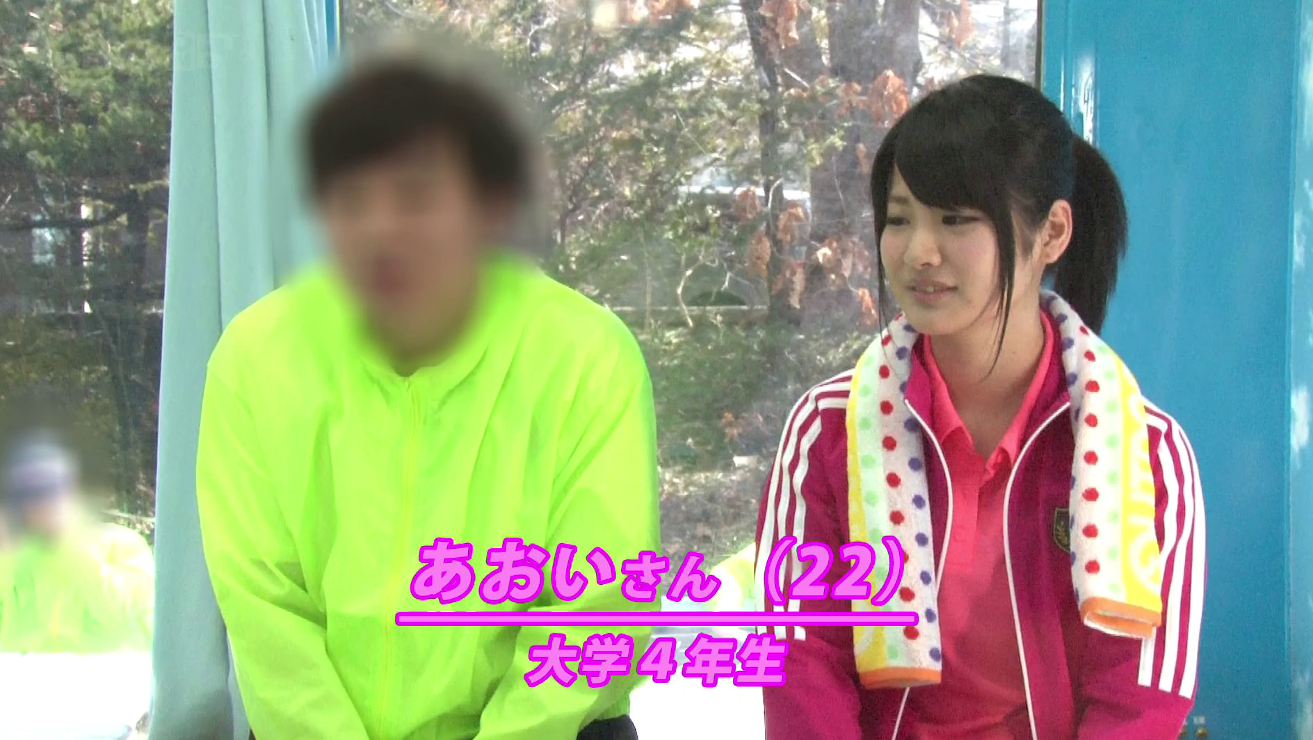 マジックミラー号 スポーツ系サークルの先輩と後輩女子大生がカーテン1枚隔てて2組同時にHなゲームで盛り上がったら、隣同士なのにカラダが疼いて声我慢ケイレン絶頂が止まらない! 画像1